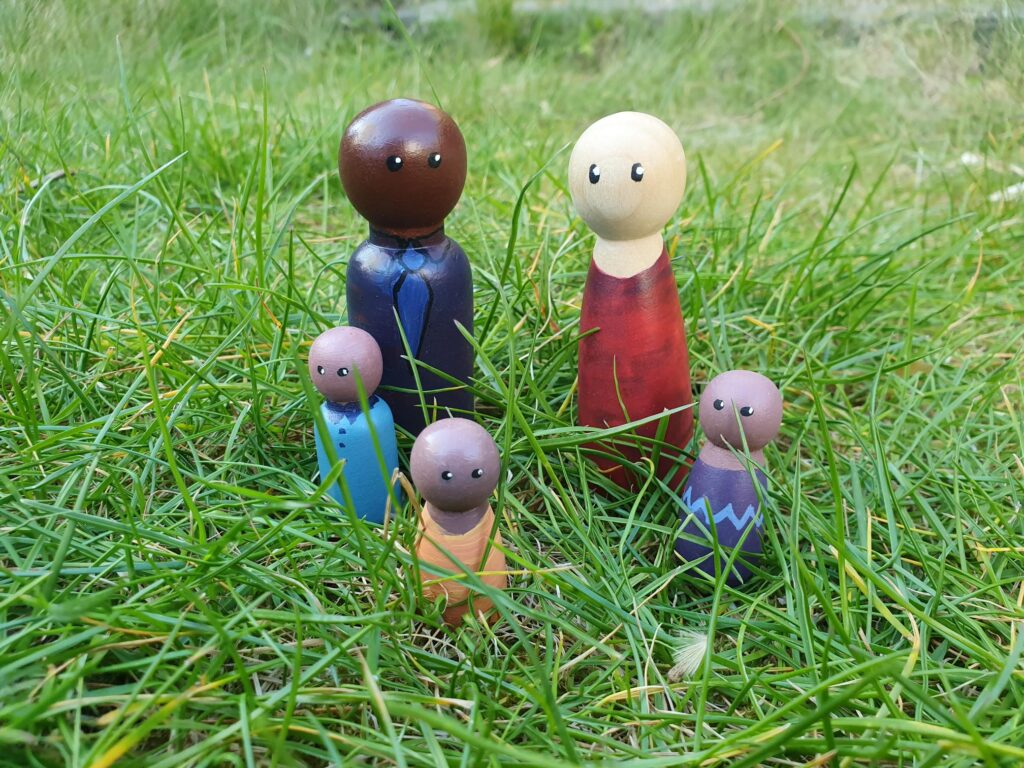 Een familie poppetjes in het gras