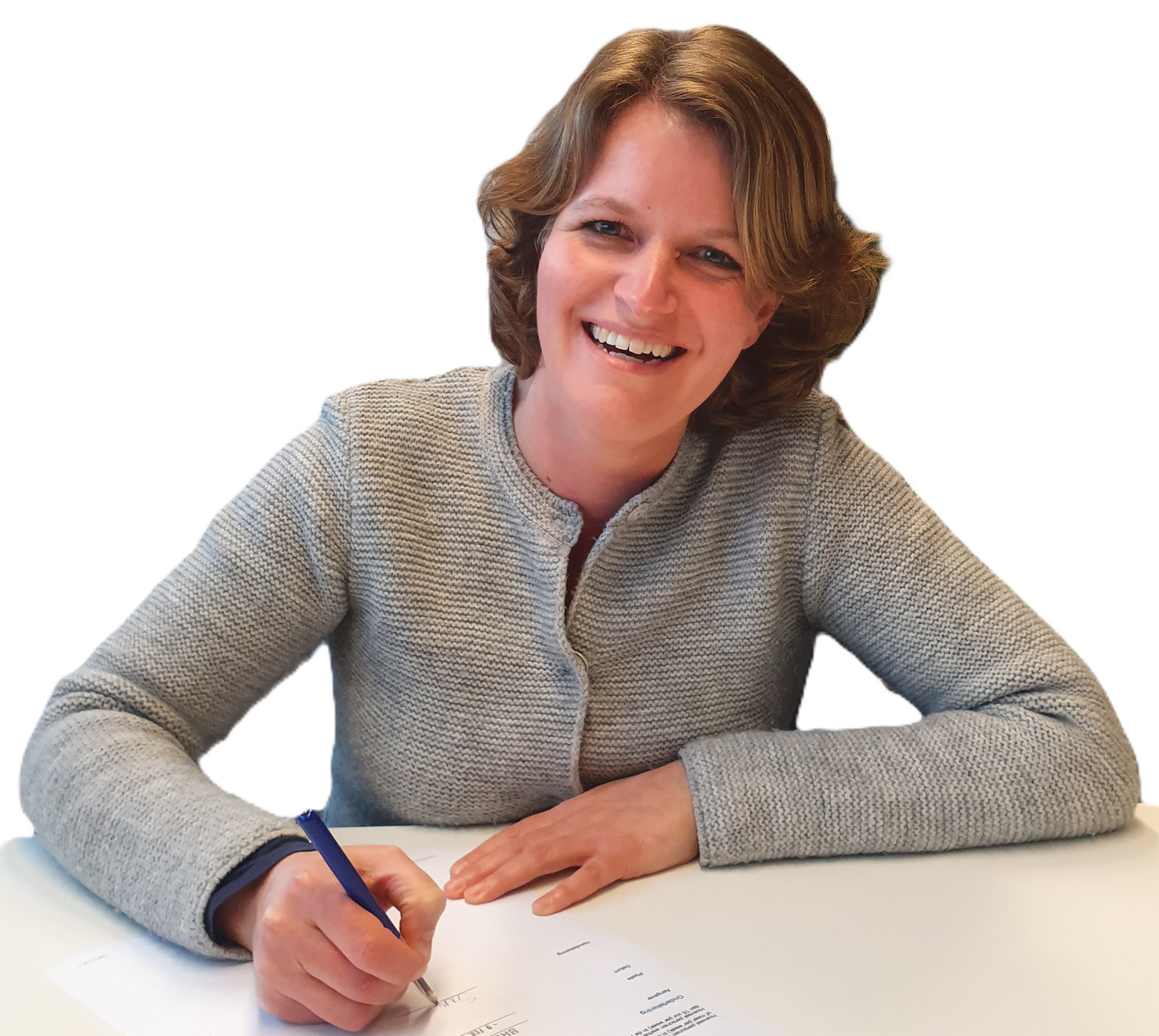 Foto van een uitnodigend lachende Saskia Kruijssen aan tafel